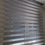 ρολοκουρτίνες-double-roller-τοποθετημένες-σε παράθυρο