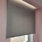 ρολοκουρτίνες-μονόχρωμες-τοποθετημένες-σε-παράθυρο