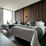 runner-&-διακοσμητικά-μαξιλάρια-ξενοδοχείου-σε-δωμάτιο