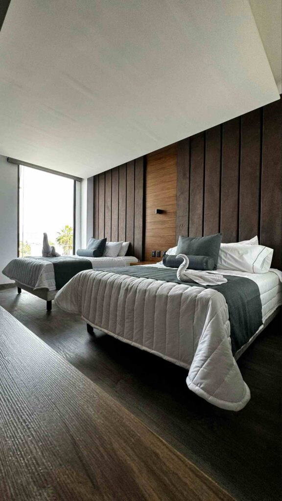 runner-&-διακοσμητικά-μαξιλάρια-ξενοδοχείου-σε-δωμάτιο