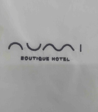 κεντημένα-σεντόνια-ξενοδοχείου-με-branding-numi-mykonos-nani-nani-home