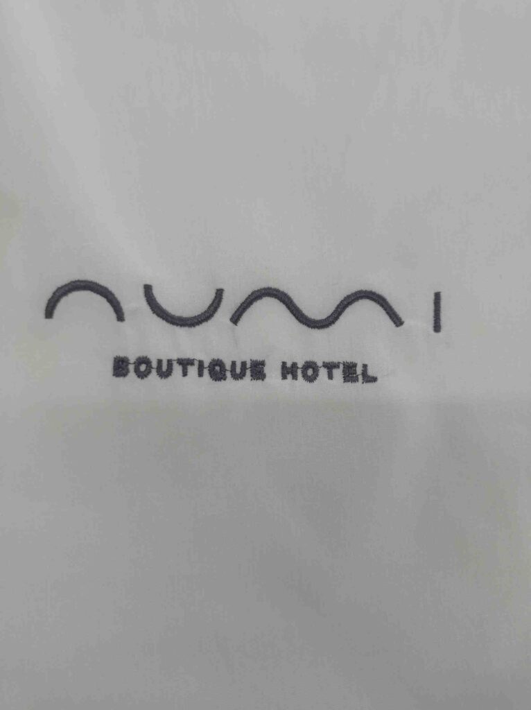 κεντημένα-σεντόνια-ξενοδοχείου-με-branding-numi-mykonos-nani-nani-home