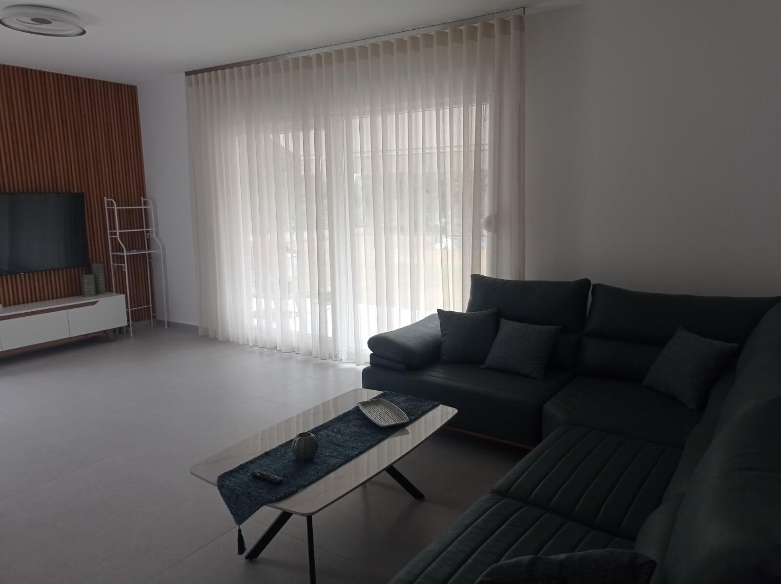 ΚΟΥΡΤΙΝΕΣ WAVE AIRBNB NANI NANI HOME κουρτίνες-wave-σε-δωμάτιο-airbnb-τοποθετημένες-στη-θεσσαλονίκη