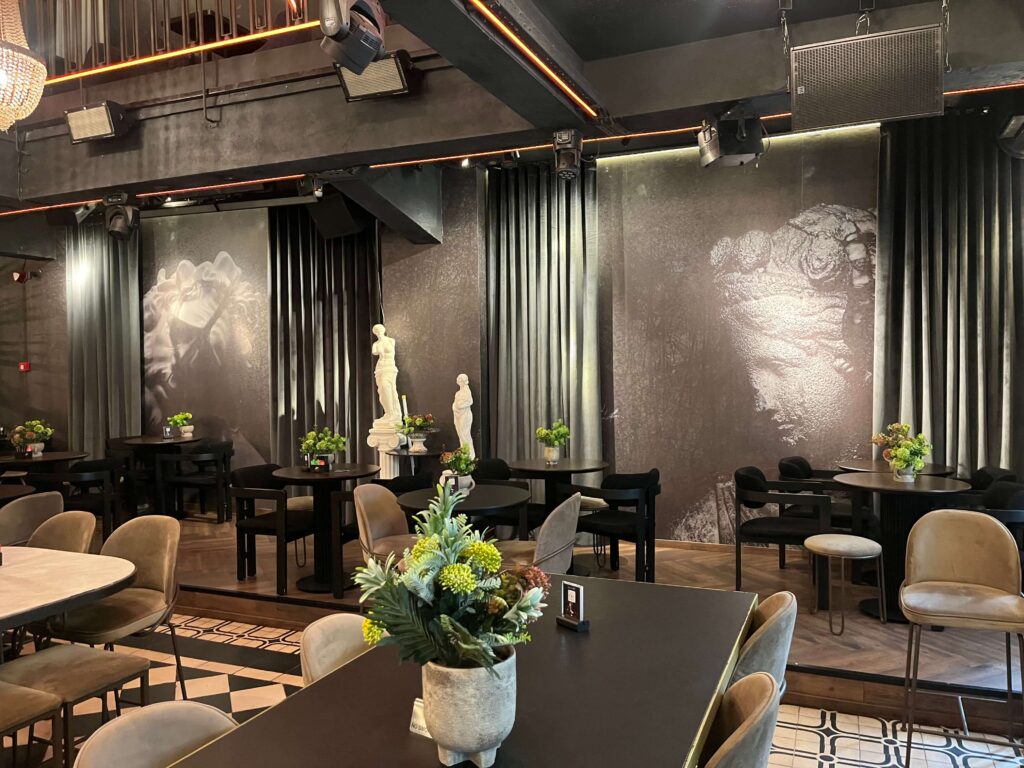 κουρτίνες-βραδύκαυστες-και-ηχοαπορροφητικές-τοποθετημένες-σε-cafe-bar-στη-θεσσαλονίκη