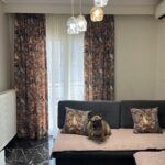 κουρτίνες-ριντό-τοποθετημένες-σε-σαλόνι-με-σκυλάκι