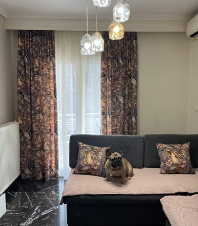 κουρτίνες-ριντό-τοποθετημένες-σε-σαλόνι-με-σκυλάκι