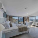 κουρτίνες-ξενοδοχείου-blackout-τοποθετημένες-σε-δωμάτιο-