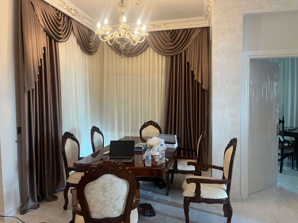 μοντέρνες-κουρτίνες-ριντό-σε-σαλόνι-τοποθετημένες-από-το-κατάστημα-nani-nani-home