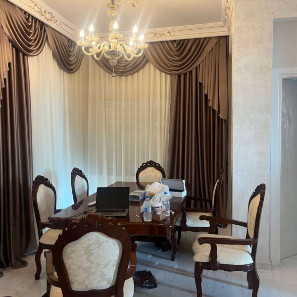 μοντέρνες-κουρτίνες-ριντό-σε-σαλόνι-τοποθετημένες-από-το-κατάστημα-nani-nani-home