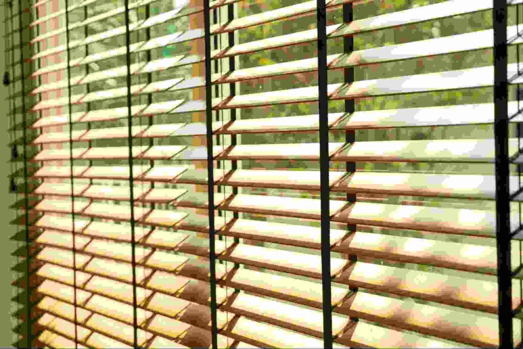 ξύλινα-στοράκια-σε-παράθυρο