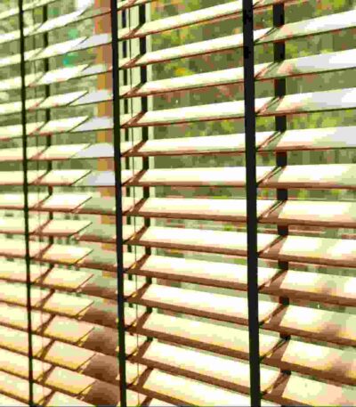 ξύλινα-στοράκια-σε-παράθυρο