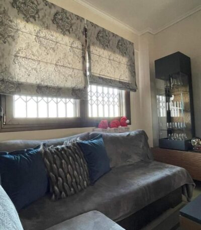 κουρτίνες-roman-τοποθετημένες-σε-σαλόνι-στη-θεσσαλονίκη