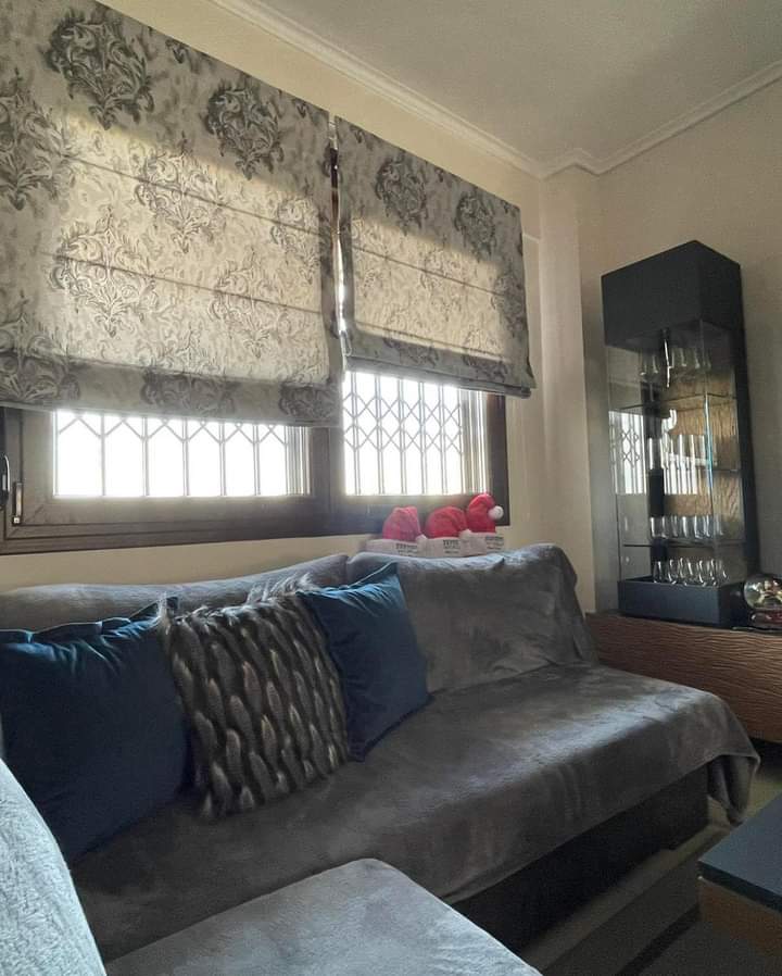 κουρτίνες-roman-τοποθετημένες-σε-σαλόνι-στη-θεσσαλονίκη