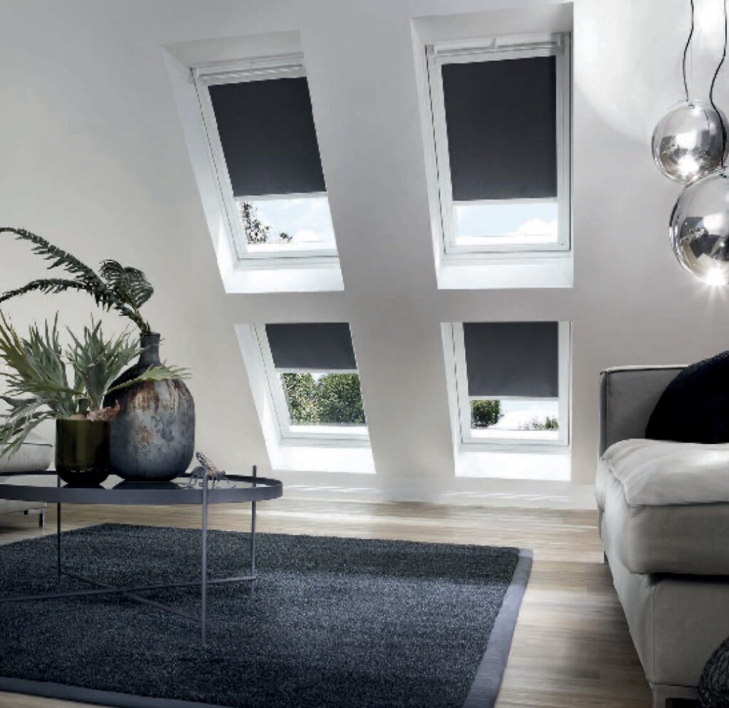 περσίδες-πλισέ-honeycomb-τοποθετημένες-σε-4-επικλεινή-παράθυρα