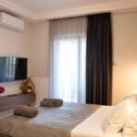 πετσέτες-ξενοδοχείου-και-airbnb-τοποθετημένες-σε-κατάλυμα-airbnb