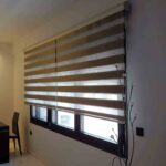 double-roller-blinds-ρολοκουρτίνα-τοποθετημένη-σε-παράθυρο