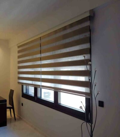 double-roller-blinds-ρολοκουρτίνα-τοποθετημένη-σε-παράθυρο
