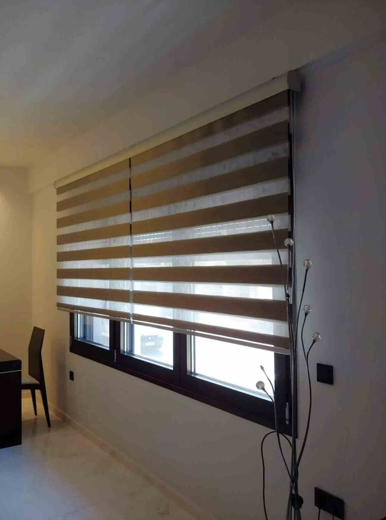 double-roller-blinds-ρολοκουρτίνα-τοποθετημένη-σε-παράθυρο