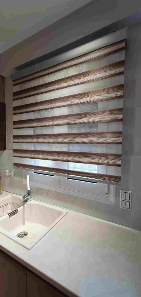ρολοκουρτίνα-zebra-τοποθετημένη-σε-παράθυρο-κουζίνας