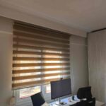 ρολοκουρτίνες-zebra-τοποθετημένες-σε-γραφείο