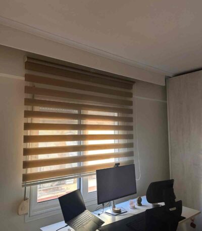 ρολοκουρτίνες-zebra-τοποθετημένες-σε-γραφείο