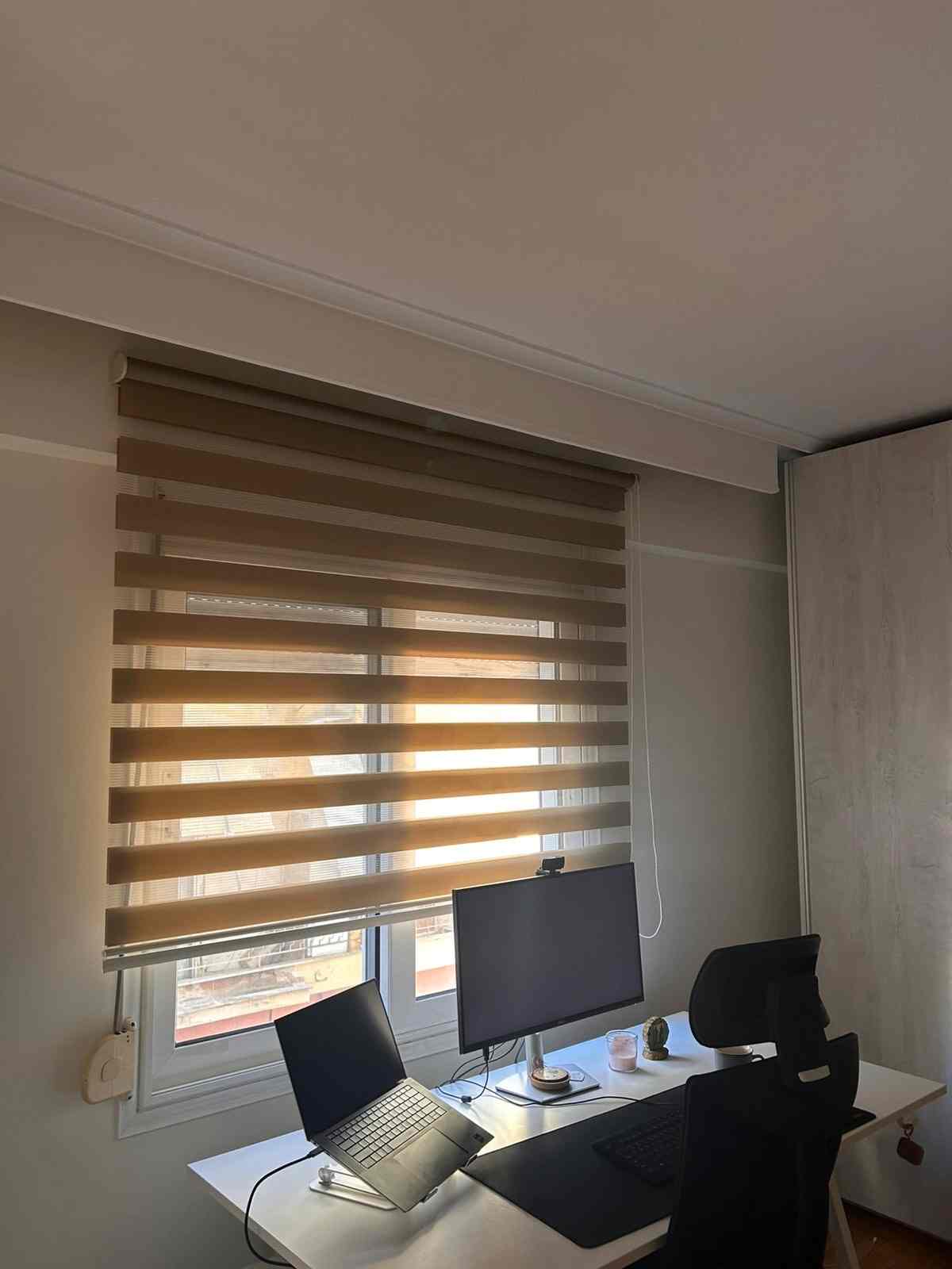 ρολοκουρτίνες-zebra-τοποθετημένες-σε-γραφείο