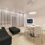 διάφανες-κουρτίνες-τοποθετημένες-σε-σαλόνι-στη-θεσσαλονίκη