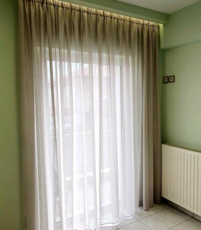 κουρτίνες-γάζα-τοποθετημένες-σε-δωμάτιο