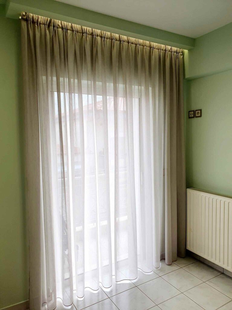 κουρτίνες-γάζα-τοποθετημένες-σε-δωμάτιο