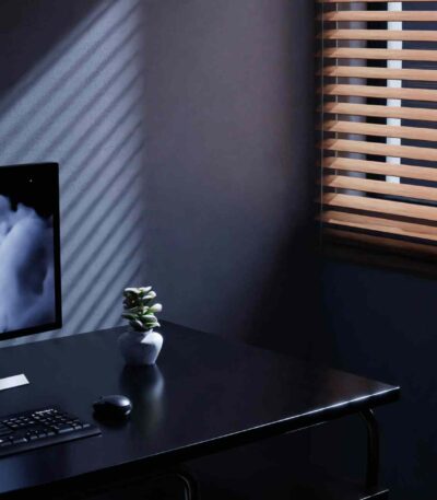 ξύλινες-οριζόντιες-περσίδες-τοποθετημένες-σε-παράθυρο