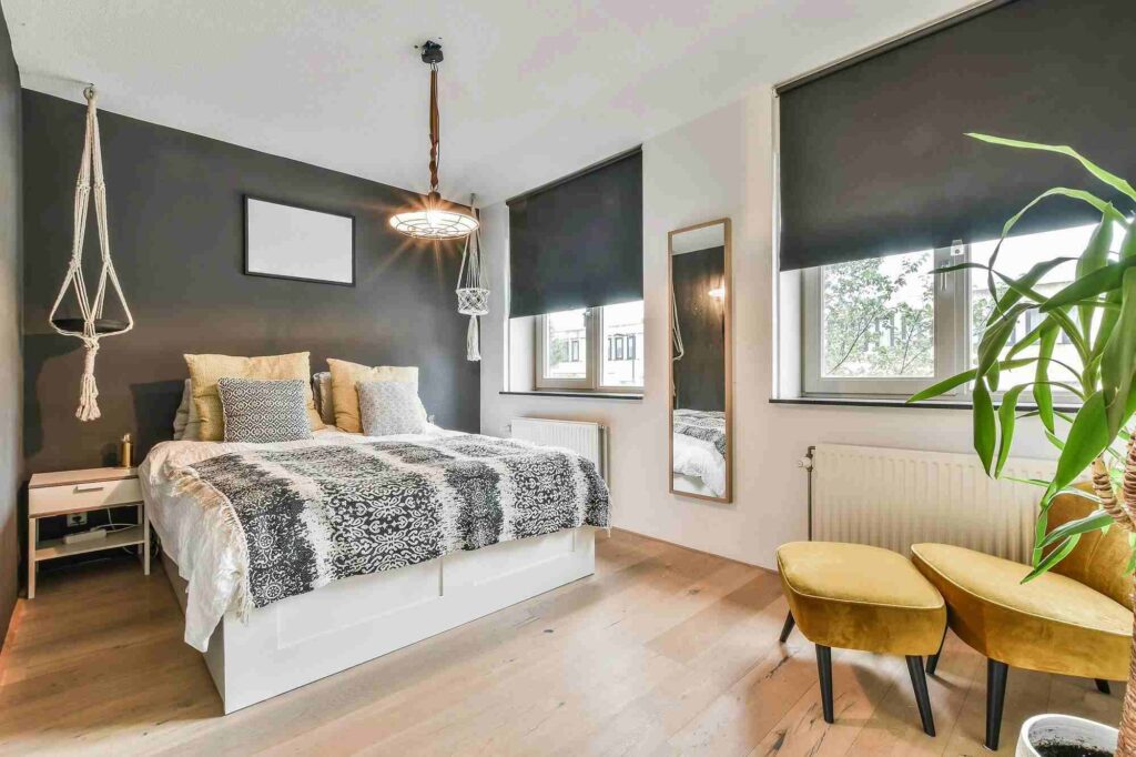 ρολοκουρτίνες-blackout-τοποθετημένες-σε-δωμάτιο-κρεβατοκάμαρα