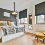 ρολοκουρτίνες-blackout-τοποθετημένες-σε-δωμάτιο-κρεβατοκάμαρα