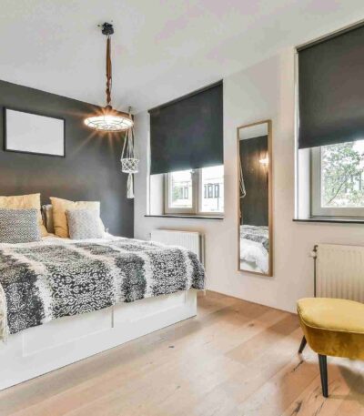 ρολοκουρτίνες-blackout-τοποθετημένες-σε-δωμάτιο-κρεβατοκάμαρα