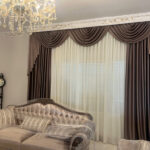 κουρτίνα-τραπαρία-τοποθετημένη-σε-παράθυρο-σαλονιού