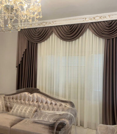 κουρτίνα-τραπαρία-τοποθετημένη-σε-παράθυρο-σαλονιού