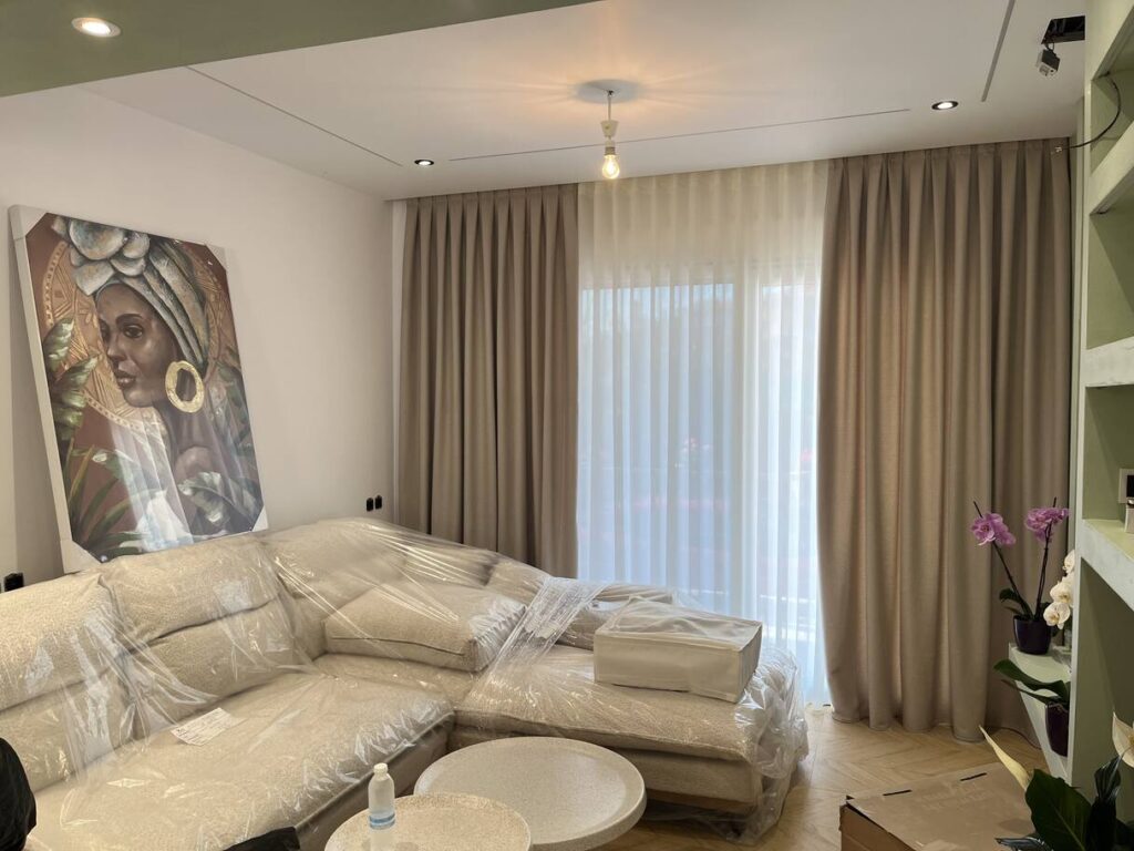 Ριντό-ραφή-κουφόπιετα-τοποθετημένα-σε-σαλόνι-από-το-nani-nani-home