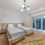 κουρτίνα-ξενοδοχείου-τοποθετημένη-σε-δωμάτιο-ξενοδοχείου