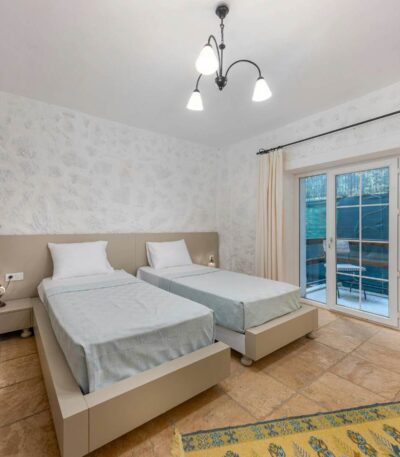 κουρτίνα-ξενοδοχείου-τοποθετημένη-σε-δωμάτιο-ξενοδοχείου