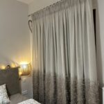 Ραφή-συνεχόμενη-πιέτα-σε-μοντέρνη-κουρτίνα-τοποθετημένη-σε-κρεβατοκάμαρα-από-το-nani-nani-home