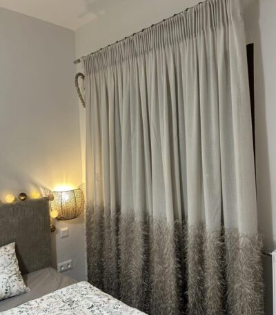 Ραφή-συνεχόμενη-πιέτα-σε-μοντέρνη-κουρτίνα-τοποθετημένη-σε-κρεβατοκάμαρα-από-το-nani-nani-home