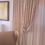 κουρτίνες-βουάλ-τοποθετημένες-σε-παράθυρο-μαζί-με-ριντό