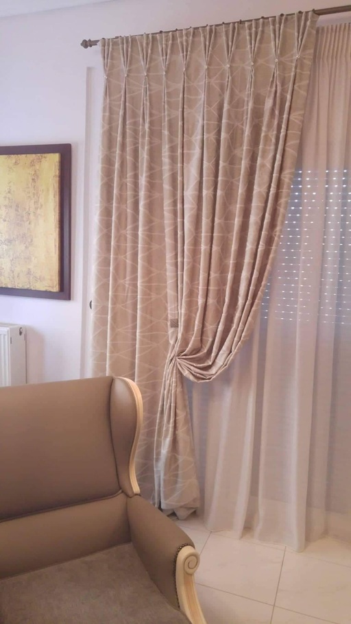 κουρτίνες voile κουρτίνες-βουάλ-τοποθετημένες-σε-παράθυρο-μαζί-με-ριντό