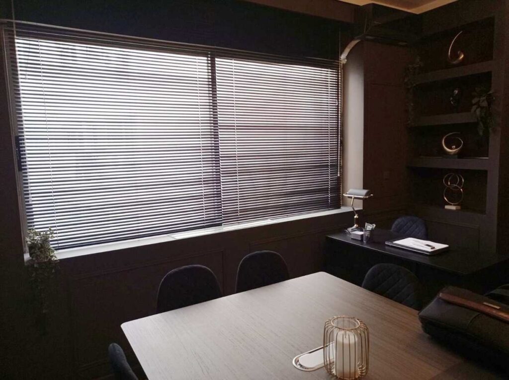 Οριζόντιες-μεταλλικές-περσίδες-τοποθετημένες-σε-γραφείο-στη-θεσσαλονίκη-από-το-nani-nani-home
