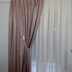 κουρτίνα-με-ραφή-βάνιτυ-τοποθετημένη-σε-παράθυρο