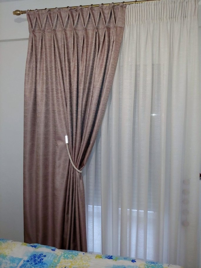 ραφή κουρτίνας βάνιτυ κουρτίνα-με-ραφή-βάνιτυ-τοποθετημένη-σε-παράθυρο