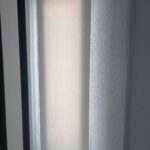 ρολοκουρτίνα-μονόχρωμη-τοποθετημένη-σε-villa-στη-χαλκιδική-από-το-nani-nani-home