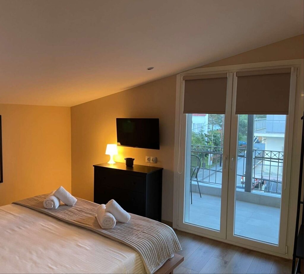 ρολλοκουρτίνες-χωρίς-τρύπημα-τοποθετημένες-από-το-κατάστημα-nani-nani-home-σε-κρεβατοκάμαρα-στην-χαλκιδική
