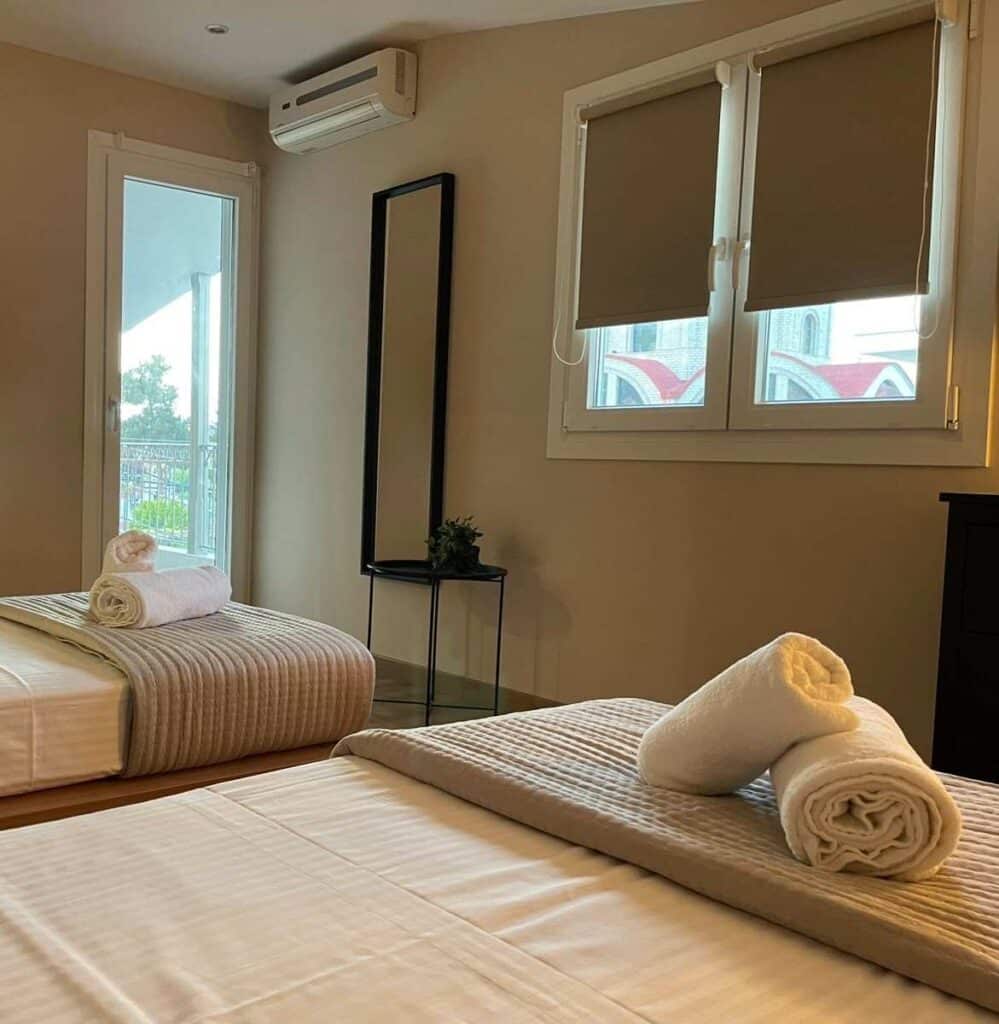 ρόλλερ-χωρίς-τρύπημα-τοποθετημένα-σε-airbnb-κατάλυμα-από-το-κατάστημα-nani-nani-home